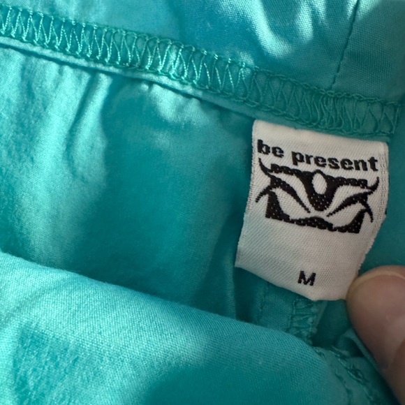 BE PRESENT Yoga inspired short Sz. Med. - Picture 4 of 8